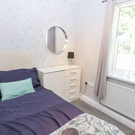 Flat 2, Omega Court 아파트